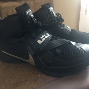 SOLD ⭐️Lebron’s Men’s Size 11